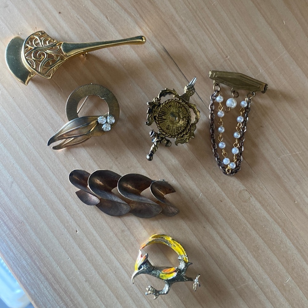 Eight vintage pins assorted broaches